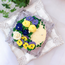 シュガーレースと青い花畑のフラワーケーキ(バタークリームケーキ、チーズケーキ味） 1枚目の画像
