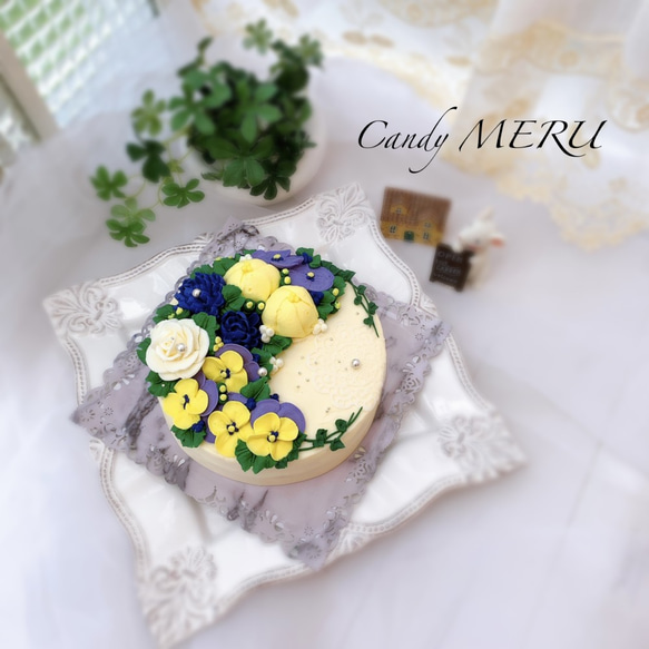 シュガーレースと青い花畑のフラワーケーキ(バタークリームケーキ、チーズケーキ味） 2枚目の画像