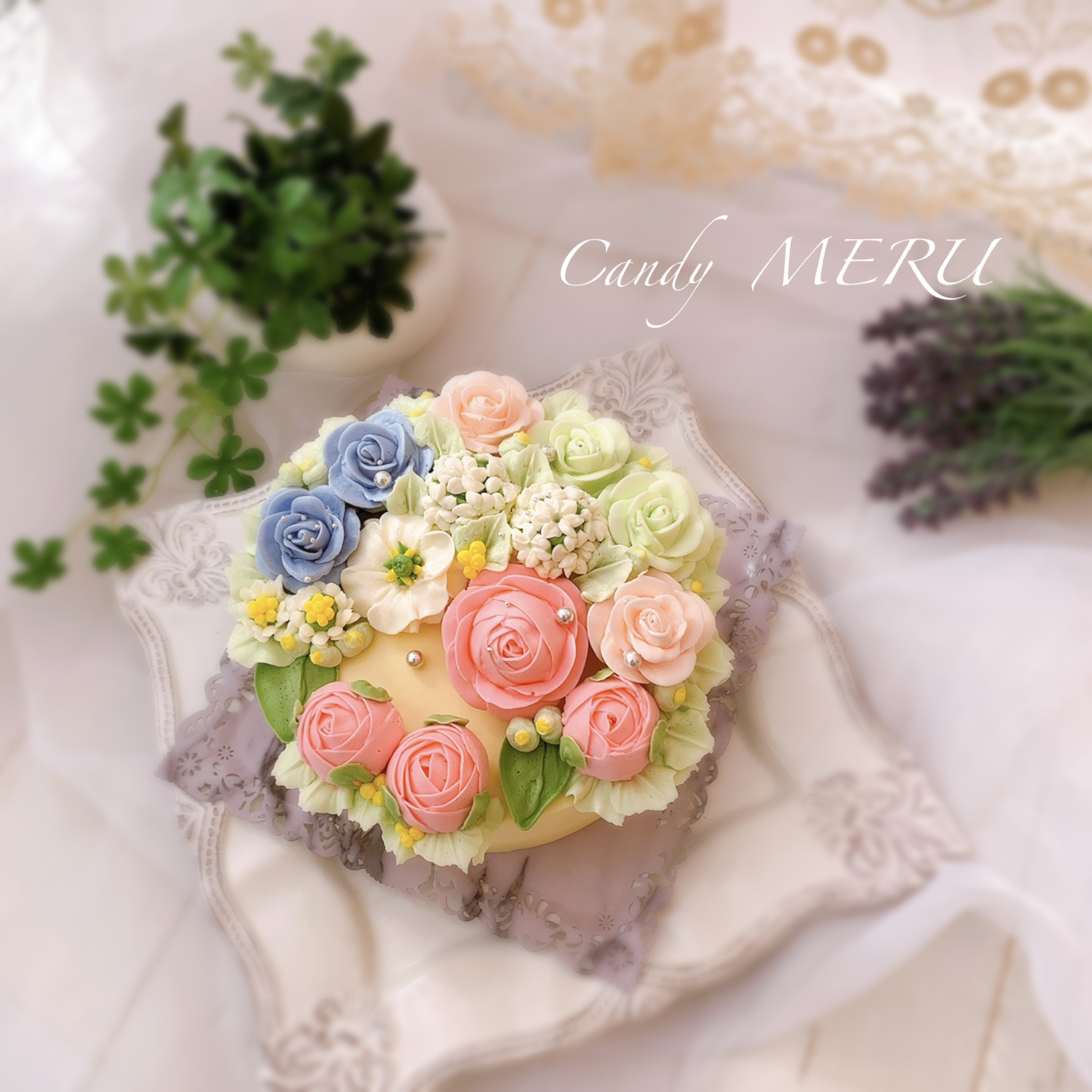 ウエディングドレスローズとチャイナローズのフラワーケーキ(バタークリームケーキ、チーズケーキ味)