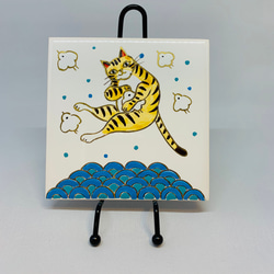 猫柄　タイル画　千鳥と青海波で遊ぶトラ猫 1枚目の画像