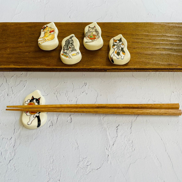 箸置き　猫と食べ物シリーズ　ハチワレ猫とマンガ肉 3枚目の画像
