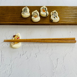猫柄　箸置き　猫と食べ物シリーズ　茶トラ猫とお寿司 3枚目の画像