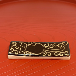 猫 箸置き 黒地に金で描くネコ 唐草 1枚目の画像