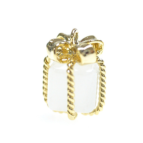 16KGP [2 件] P1787L 白色玻璃珠寶盒中型金色吊飾 第3張的照片