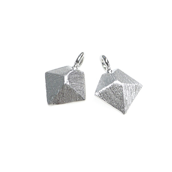 再販【2個入り】質感ある立体的なダイヤモンド形シルバーチャーム、パーツ 1枚目の画像