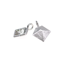 再販【2個入り】質感ある立体的なダイヤモンド形シルバーチャーム、パーツ 2枚目の画像