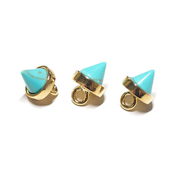 【2個入り】Petit Triangle立体的な三角形ターコイズ（Turquoise）風ゴールド天然石チャーム 1枚目の画像