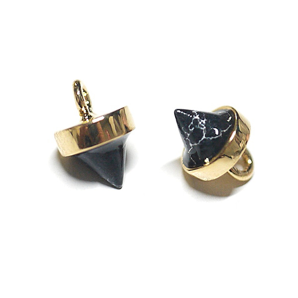 【2個入り】Petit Triangle立体的な三角形天然石ソーダライト（Sodalite）風ゴールド天然石チャーム 2枚目の画像