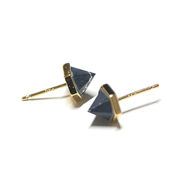 【二（一對）SV925沖壓！立體三角形 - 天然石方鈉石（方鈉石）風金耳環 第2張的照片