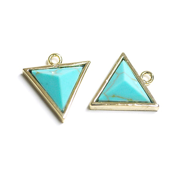 再販【2個入り】天然石〜ターコイズTurquoise風3D三角形ゴールドチャーム、パーツ 1枚目の画像