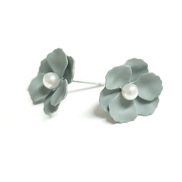新[1對]灰色花卉粒珠鈦芯耳環 第3張的照片