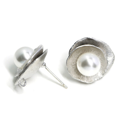 eso1002【1對】925刻芯！重疊花瓣和大珍珠的霧面銀戒指耳環，零件 第1張的照片