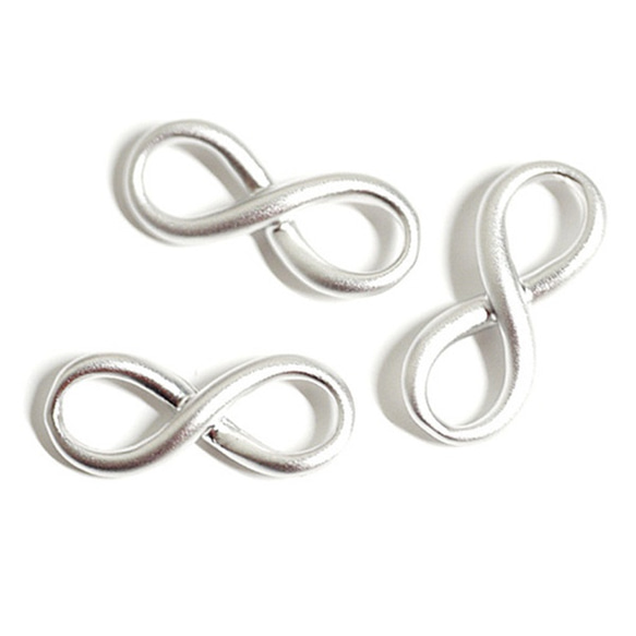 再次上架 [2 件] 無限符號霧面銀色吊墜，零件 第1張的照片