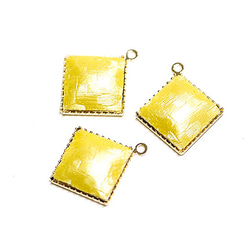 SALE【6個入り】イエローカラーサテン約11mm正方形ゴールドチャーム 2枚目の画像