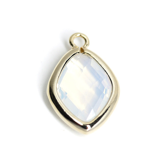 新作【2個入り】White Opalカラーガラス16mmダイヤモンド形ゴールドチャーム 2枚目の画像