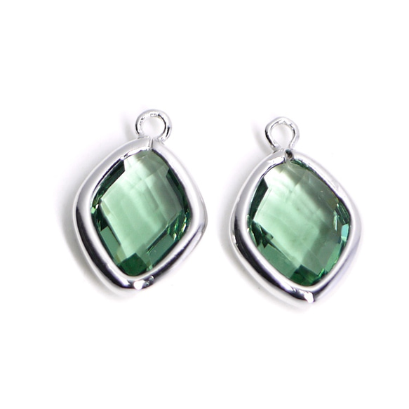 新作【2個入り】Green Opalカラーガラス16mmダイヤモンド形シルバーチャーム 1枚目の画像