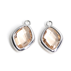 新作【2個入り】Light Peachカラーガラス16mmダイヤモンド形シルバーチャーム 1枚目の画像