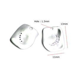 新作【2個入り】手作り感あるデザインに煌めくCZ 月MOONモチーフのマットシルバーチャーム 3枚目の画像