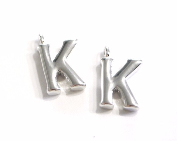 再次上架 [2 件] 大寫字母 K Mincho 銀色吊飾首字母 第1張的照片