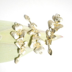 再次上架【1件】Mat Gold Finish Charm，連接3個花卉圖案的零件 第1張的照片