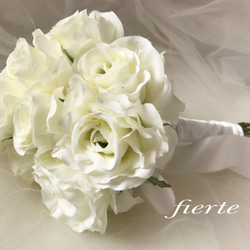 ふわふわブーケ純白の白い薔薇 1枚目の画像