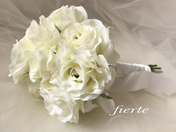 ふわふわブーケ純白の白い薔薇 1枚目の画像