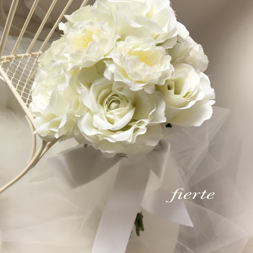 ふわふわブーケ純白の白い薔薇 ブーケ flower fierte 通販｜Creema  