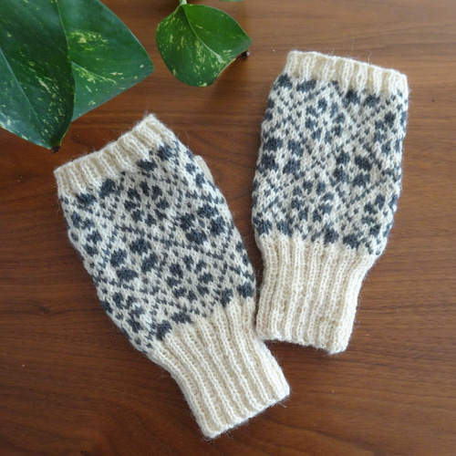 受注生産☆花柄編み込みハンドウォーマー 手袋・ミトン uriknit 通販