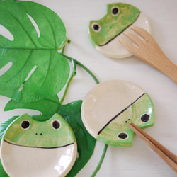 【2019夏の新作】お箸とスプーンが一緒に置ける箸置き（蛙） 1枚目の画像