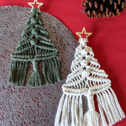マクラメ編みで作った　小さなクリスマスツリーのタペストリー　3パターン 1枚目の画像