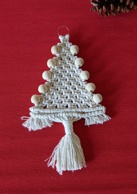 マクラメ編みで作った　小さなクリスマスツリーのタペストリー　3パターン 2枚目の画像