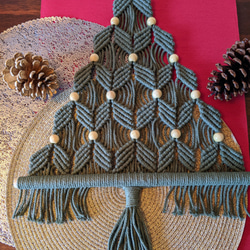 マクラメ編みのクリスマスツリータペストリー