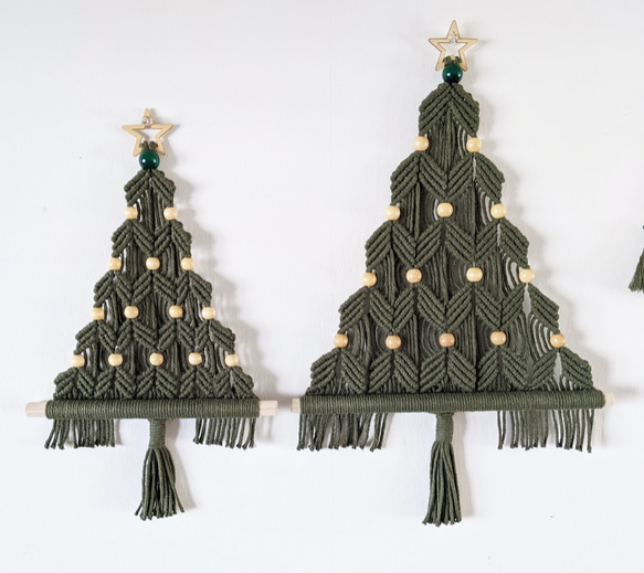 マクラメ編みのクリスマスツリータペストリー　小さめ 2枚目の画像