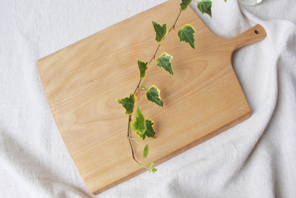 お家カフェにぴったり　飛騨産の無垢の木で作る ナチュラルカッティングボード 水目桜　504 1枚目の画像