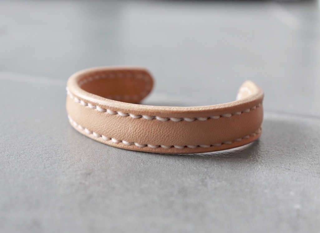 シンプルでありながら存在感のあるレザーバングル 受注生産