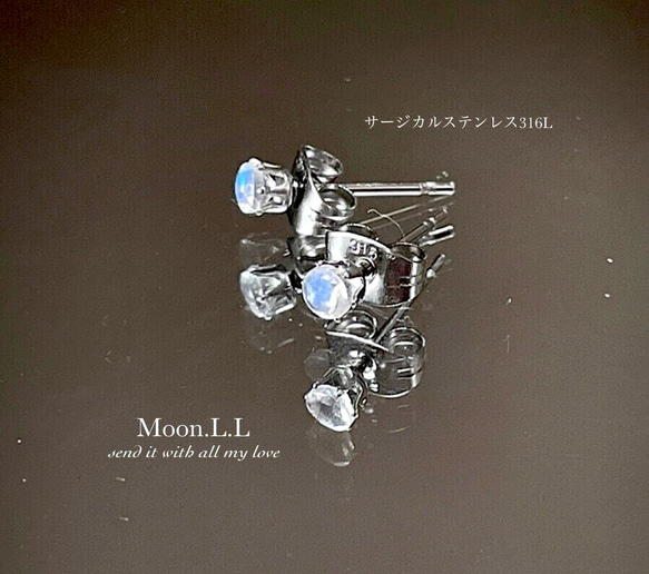 6月誕生石 ブルームーンストーンのプチスタッドピアス　サージカルステンレス316L 4枚目の画像