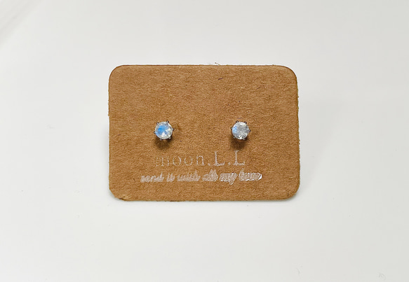 6月誕生石 ブルームーンストーンのプチスタッドピアス　サージカルステンレス316L 8枚目の画像