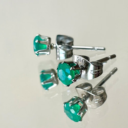 グリーンオニキスのスタッドピアス　サージカルステンレス316L 4枚目の画像