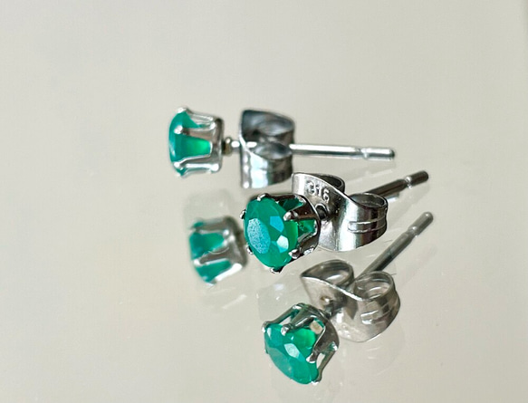 グリーンオニキスのスタッドピアス　サージカルステンレス316L 4枚目の画像
