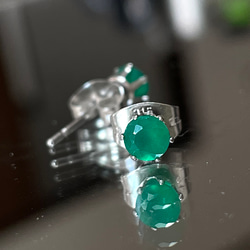 グリーンオニキスのスタッドピアス　サージカルステンレス316L 5枚目の画像