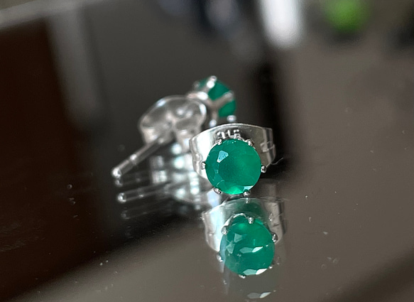 グリーンオニキスのスタッドピアス　サージカルステンレス316L 5枚目の画像