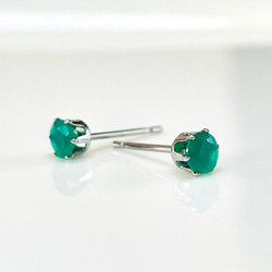 グリーンオニキスのスタッドピアス　サージカルステンレス316L 6枚目の画像