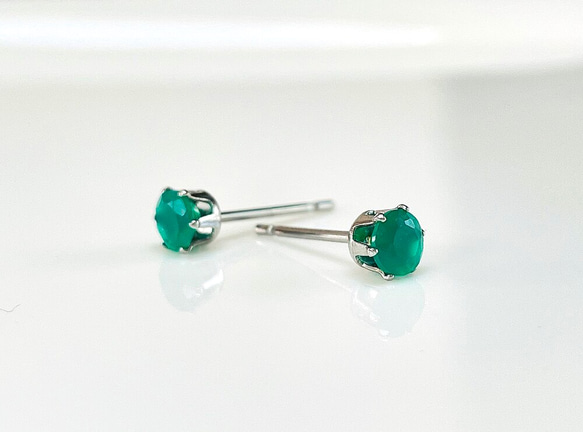 グリーンオニキスのスタッドピアス　サージカルステンレス316L 6枚目の画像