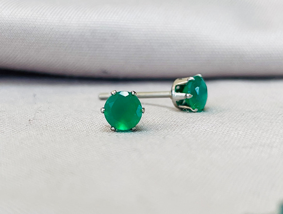 グリーンオニキスのスタッドピアス　サージカルステンレス316L 7枚目の画像