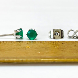 グリーンオニキスのスタッドピアス　サージカルステンレス316L 8枚目の画像
