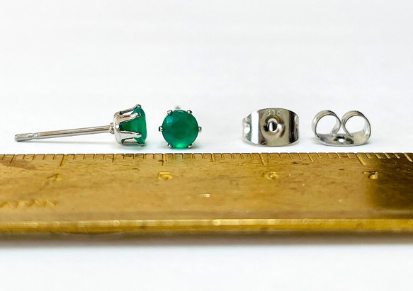 グリーンオニキスのスタッドピアス　サージカルステンレス316L 8枚目の画像