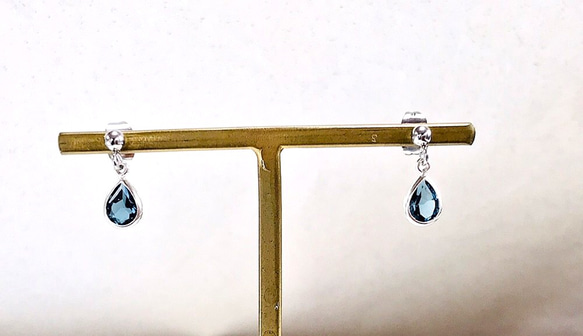 11月の誕生石　再入荷！〜シックブルーの雫〜 ロンドンブルートパーズのドロップカットピアス サージカルステンレス316L 9枚目の画像