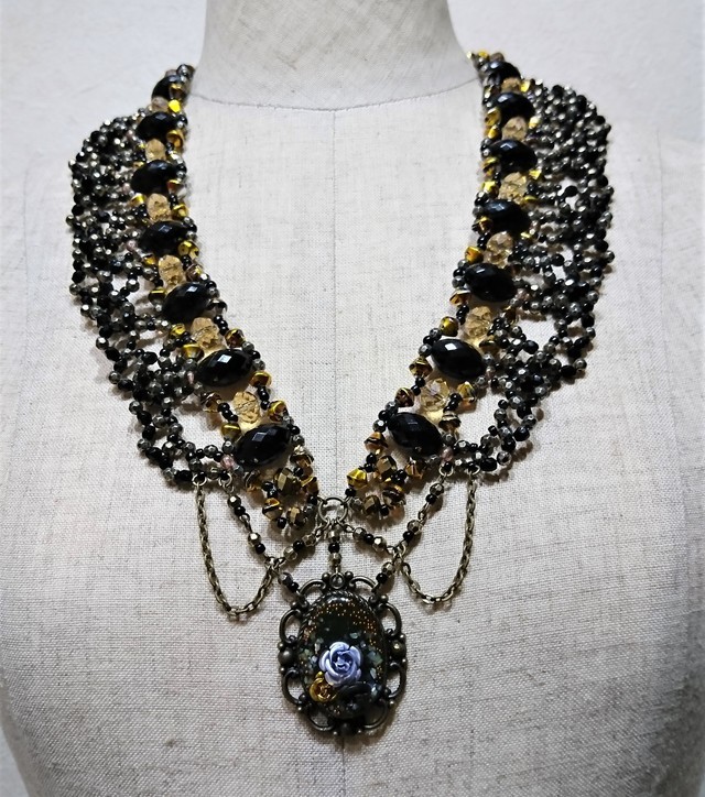 貴婦人のドレス　襟のようなネックレスと薔薇のトップ