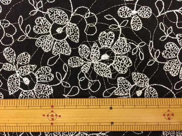 110×50★高級綿ローン地★刺繍入り★黒地に白い花柄 2枚目の画像