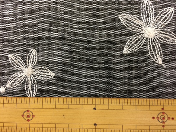 72×50★リネンにお花の刺繍★グレー／白 2枚目の画像